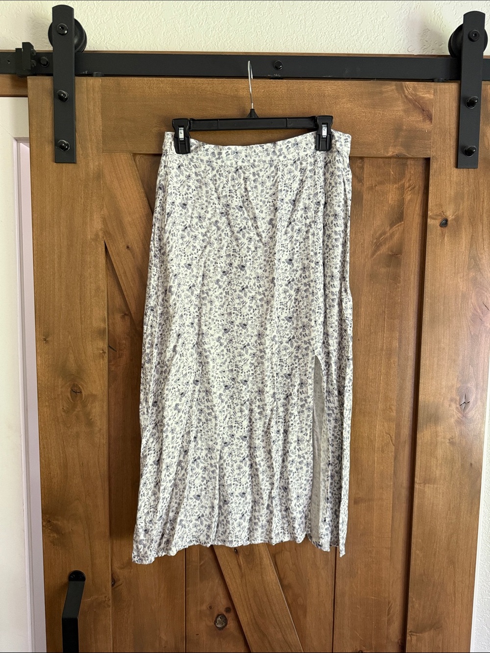 Rylee + Cru Floral Midi Skirt in White & Blue, size small